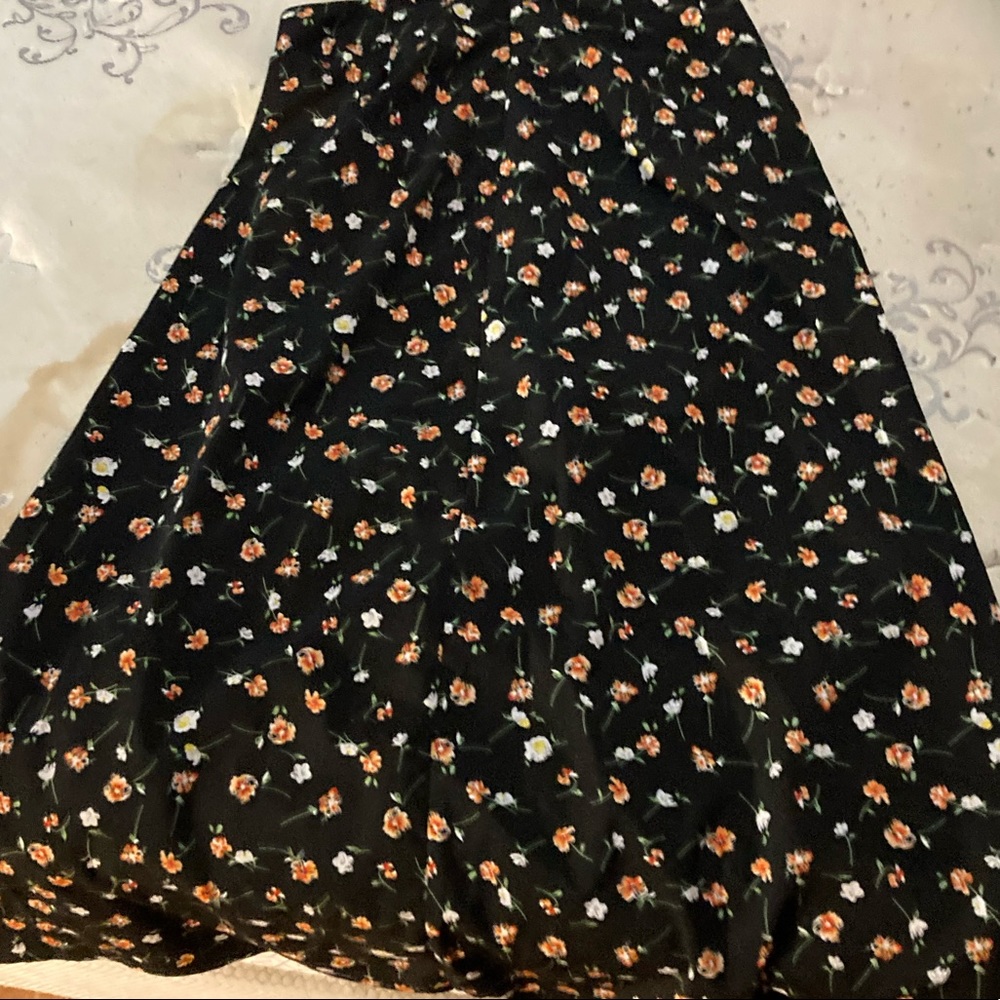 Leg slit skirt